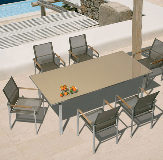 Mercury Armlehnstuhl am neuen Mercury Tisch